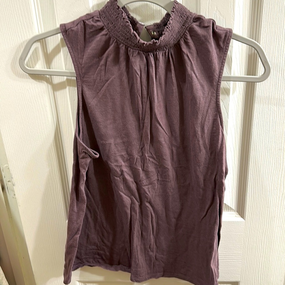 Sleeveless shirt